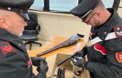 Ostia, in una cantina scoperta un'officina per la produzione di silenziatori artigianali, sequestrata la pistola, un arresto