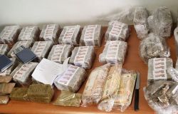 Roma, retata di pusher della polizia, 8 persone in manette, 21 kg. di droga e 60 mila euro sequestrati