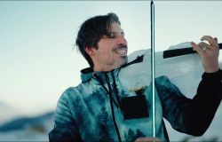 Il musicista Andrea Casta con il violino di ghiaccio presenta Ice Vibes, brano nato nel cuore delle Alpi