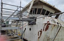 Fiumicino, iniziata la demolizione del relitto Franca Real, da 30 anni ancorata nel porto canale