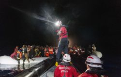 Brindisi, gli sbarchi continuano, questa mattina scese a terra le 105 persone soccorse dalla Life Support di Emergency