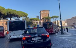 Roma, bengalese aggredito e rapinato per razzismo sul bus, arrestati tre giovani dopo 4 mesi