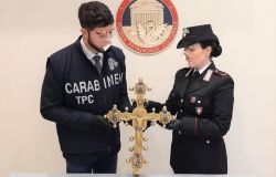 Roma, i Carabinieri ritrovano e restituiscono una croce lignea in lamine di ottone alla basilica di San Marco in Campidoglio