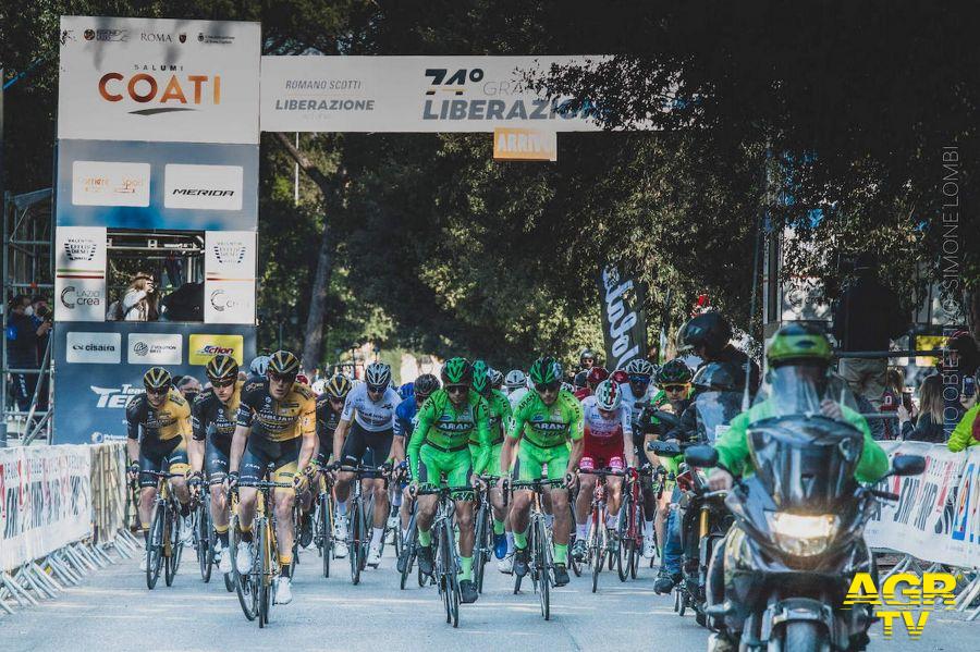 Ciclismo la partenza della 74° edizione del Premio della Liberazione