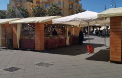 Ostia, un mare di cioccolato a piazza Anco Marzio fino a sabato, ma i commercianti protestano