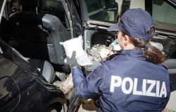 Scoperta, durante i controlli straordinari un’auto imbottita con 55 kg di hashish: la Polizia di Stato arresta corriere della droga