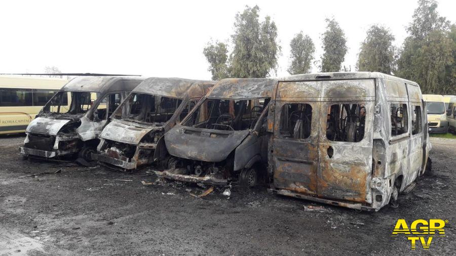 Incendio deposito pulmini su via Ostiense i veicoli distrutti