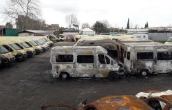 Incendio deposito pulmini su via Ostiense i veicoli distrutti