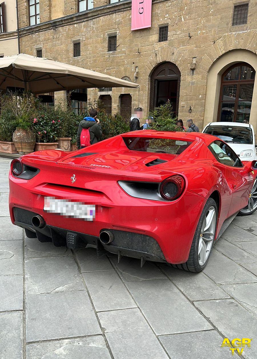 Firenze. Parcheggia la Ferrari in piazza Signoria, multato dalla Polizia Municipale