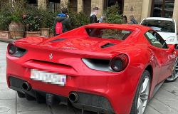 Parcheggia la Ferrari in piazza Signoria, multato dalla Polizia Municipale