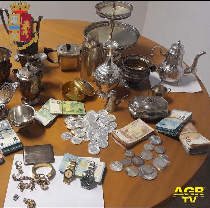 Polizia argenteria e monete antiche rinvenute