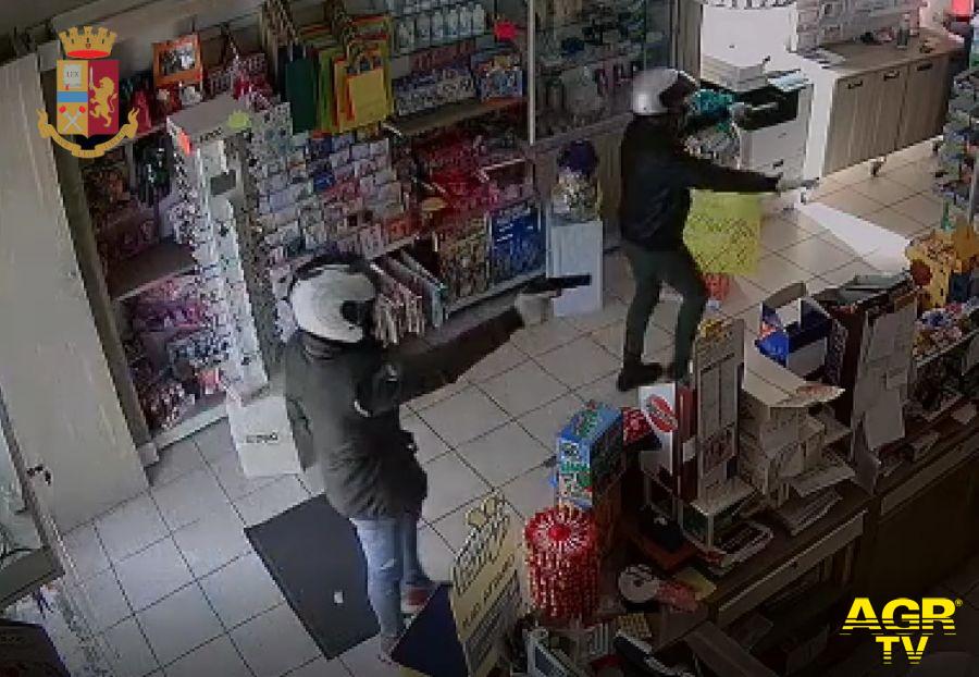 Polizia i due rapinatori in azione Polizia i due rapinatori in azione