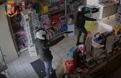 Agli arresti domiciliari, con un complice rapina una tabaccheria, riconosciuto torna in carcere