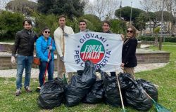 #puliamoillazio, l'iniziativa di pulizia delle aree verdi dei giovani di Forza Italia parte da Ostia