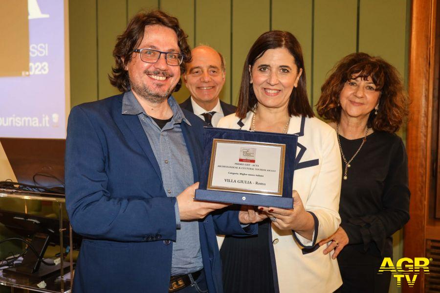 il Direttore Valentino Nizzo riceve il Premio come Miglior Museo Italiano dalla giornalista e ideatrice del Premio, Clara Svanera. Presenti: Sabrina Talarico, Presidente di GIST e Francesco Tapinassi,