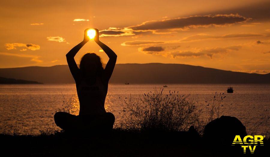 Yoga l'abbracciio al sole del Tramonto