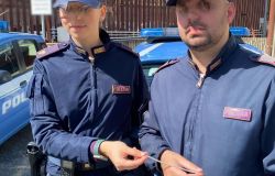 Un bracciale nunziale finisce in una grata, la donna disperata chiede aiuto alla polizia che riesce a recuperarlo