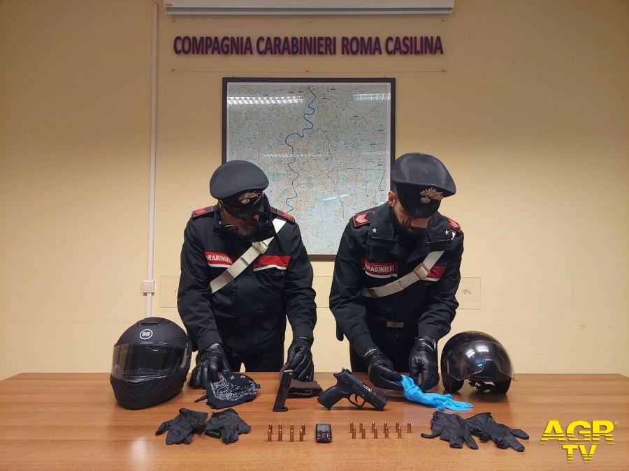 Carabinieri la pistola ed il materiale sequestrato