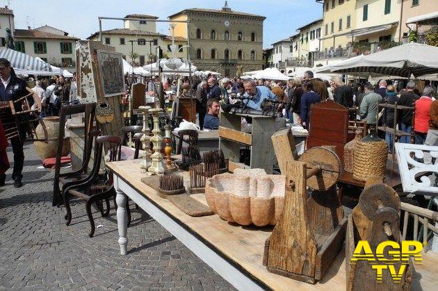 Pasquetta nel Chianti tra le cose del passato. Cinquant’anni di storia della tradizionale fiera amata dai collezionisti d’Italia