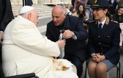 Papa Francesco con il Questore Picierno