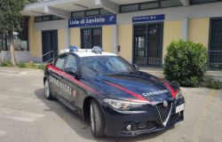 Anzio, sfonda il lunotto posteriore di un'auto per rubare, sorpreso dai Carabinieri finisce in manette