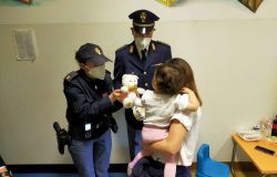 Tante uova di cioccolato e peluches dalla polizia per i bambini del reparto di pediatria ed oncologia del Pertini