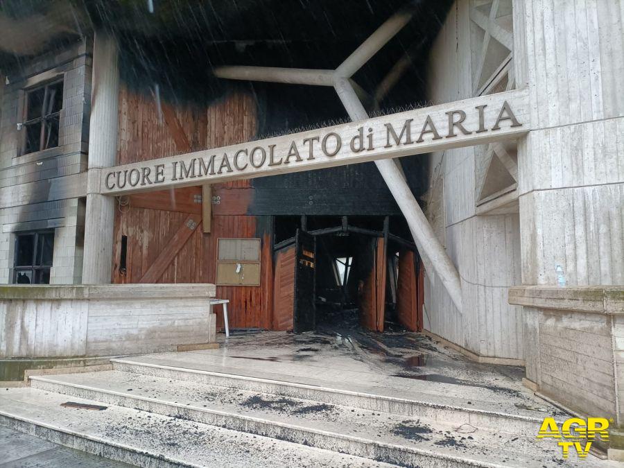 Formia i danni dell'incendio che ha danneggiato chesa e villaggio Don Bosco Formia i danni dell'incendio che ha danneggiato chesa e villaggio Don Bosco