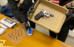 Roma, aveva munizioni, una pistola ed oltre 3 kg. di cocaina, in manette un pusher di 60 anni