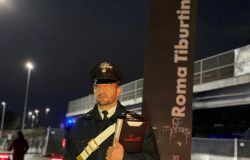Roma, piove a dirotto, africano strappa l'ombrello dalle mani di una ragazza, in manette