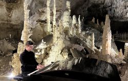 Earth day in musica, Alessandro Martire il 22 aprile celebra la natura con un concerto nelle Grotte di Frasassi