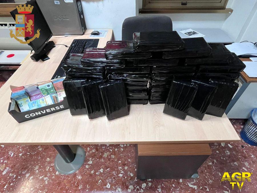 Polizia la droga sequestrata 43 kg, cocaina in scatole di scarpe Polizia la droga sequestrata 43 kg, cocaina in scatole di scarpe