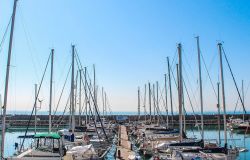 vela porto turistico di Ostia imbarcazione alla fonda