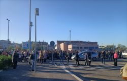 Roma-lido passeggeri assiepati piazzale stazione Acilia