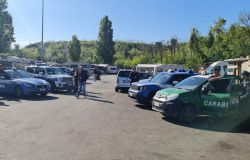 Blitz nel campo nomadi di via Candiani, decine di controlli, una denuncia per ricettazione