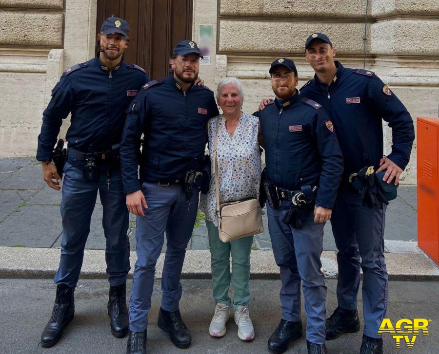 Polizia la turista straniera con gli agenti che l'hanno ritrovata