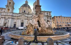 Roma, tentato sfregio degli ambientalisti con liquido nero alla fontana dei Quattro fiumi a piazza Navona
