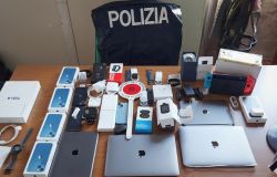 La Polizia di Stato recupera 20.000 euro di apparecchi di sospetta provenienza furtiva, tra smartphone e altro