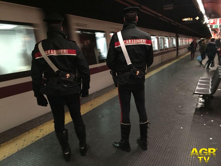 Roma controlli dei carabinieri metropolitana