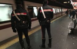 Roma, gli rubano il cellulare, la vittima se ne accorge e viene aggredita dalle borseggiatrici, due arresti