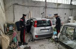 Roma, in un capannone auto rubate smontate a pezzi per essere rivenduti come ricambi, 2 arresti