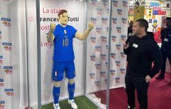 Francesco Totti al The WOW Side Shopping Centre di Fiumicino per presentare l’originale opera realizzata in suo onore con 70.000 mattoncini lego®