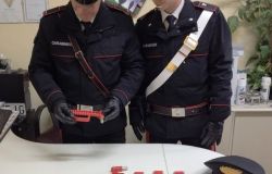 Tivoli, danneggiano la fermata dei bus e minacciano con una pistola un passante, denunciati