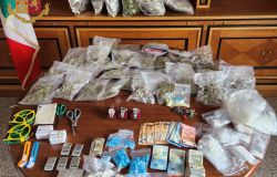 Roma, droga nel mirino, sequestrati 10 kg. di stupefacenti e 14 mila euro, in manette 8 pusher