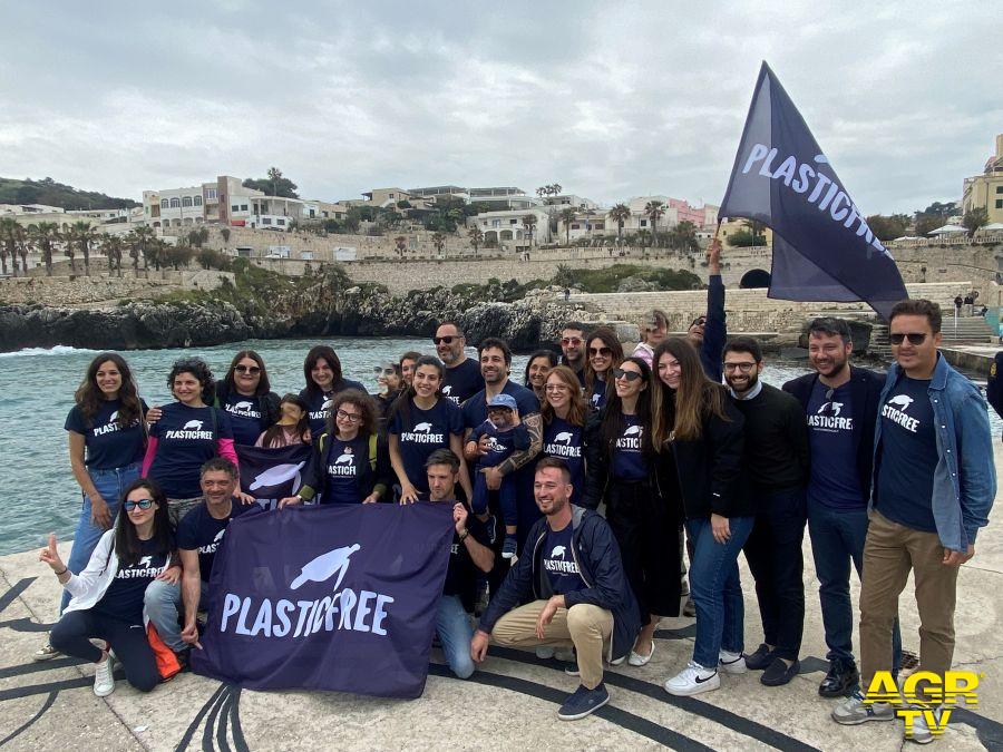 Gli attivisti di Plastic Free sulla costa di Castro