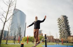 Milano, una spettacolare traversata funambolica di Andrea Loreni a 140 metri d'altezza aprirà il Bam Circus