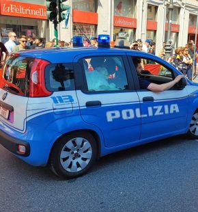 Bloccata nel traffico per il Giro d'Italia, sposa portata all'altare con l'auto della polizia