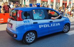 Bloccata nel traffico per il Giro d'Italia, sposa portata all'altare con l'auto della polizia