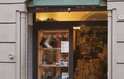 Roma il riconoscimento come miglior negozio di quartiere va a Elvis Lives, un originale store di gadget a Trastevere.