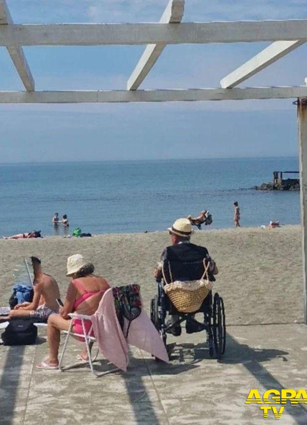 Accade al mare di Roma...disabili senza ombra foto Paolo Ferrara