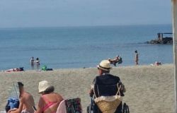 Ostia, spiagge libere ancora in alto mare, intanto non ci sono neppure le coperture per i disabili